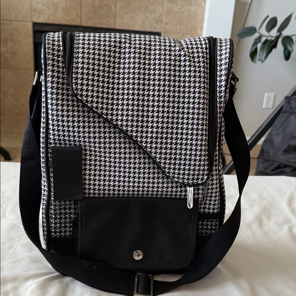 Wine and cheese bag. Black/plaid, adjustable straps